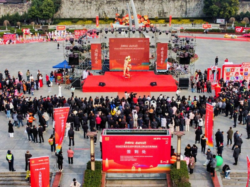 巴中市“灯耀米仓·非遗贺马年”新春米仓集市圆满开市赋能民生添年味品牌引领促发展(图1)