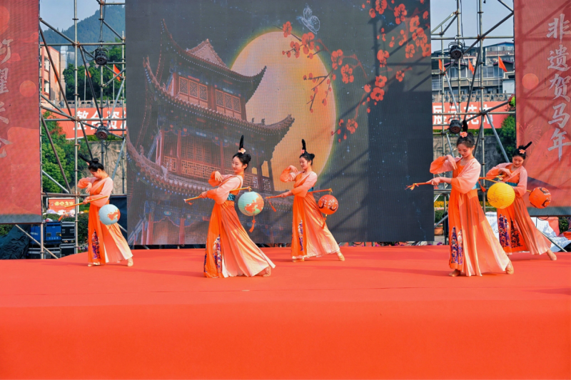 巴中市“灯耀米仓·非遗贺马年”新春米仓集市圆满开市赋能民生添年味品牌引领促发展(图4)