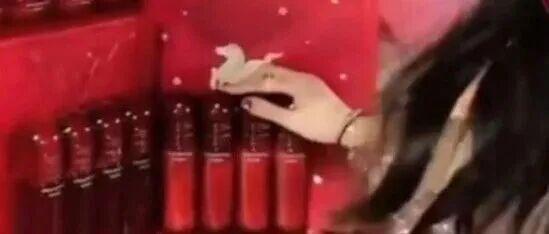 知名品牌用你的老婆推荐过当水印江苏一男子误会下单后妻子才得知“这显然是诱导下单”客服：是宣传文案(图1)